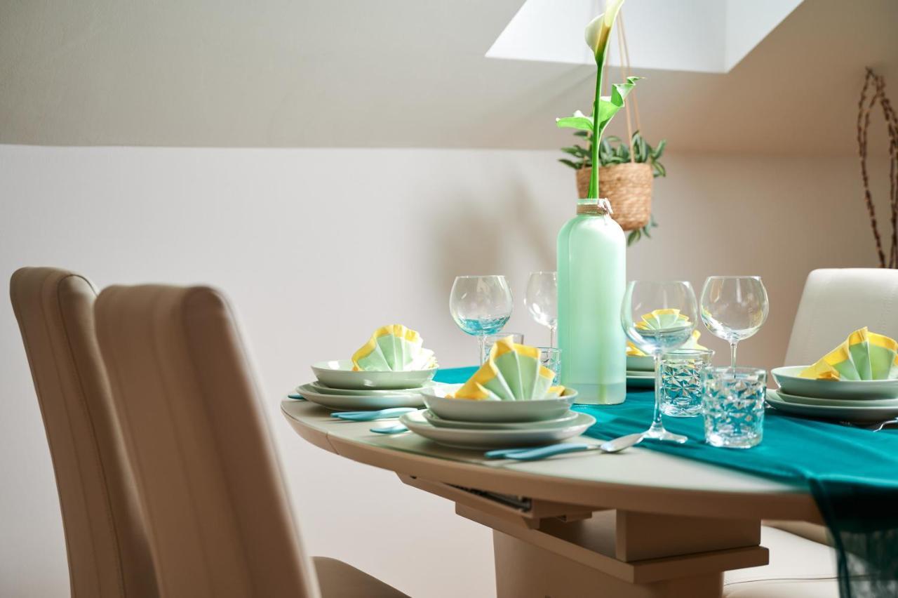Modern & Spacious Rooftop Apartment With Natual Sunlight สปลิท ภายนอก รูปภาพ
