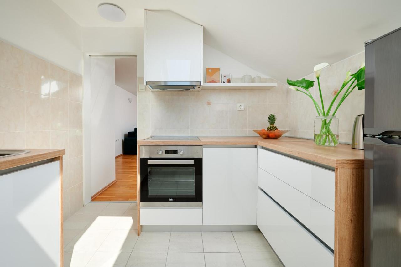 Modern & Spacious Rooftop Apartment With Natual Sunlight สปลิท ภายนอก รูปภาพ