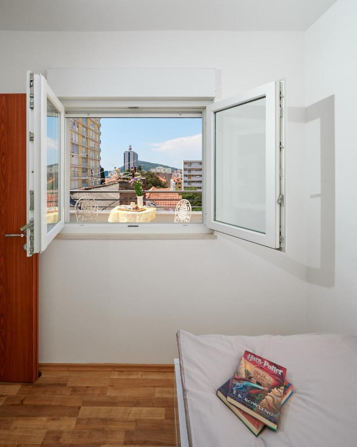 Modern & Spacious Rooftop Apartment With Natual Sunlight สปลิท ภายนอก รูปภาพ