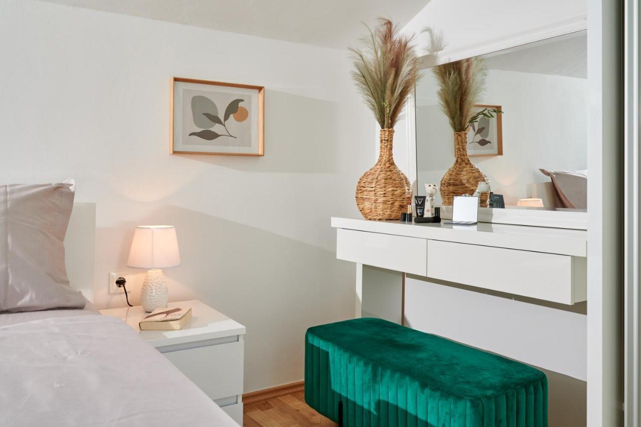 Modern & Spacious Rooftop Apartment With Natual Sunlight สปลิท ภายนอก รูปภาพ