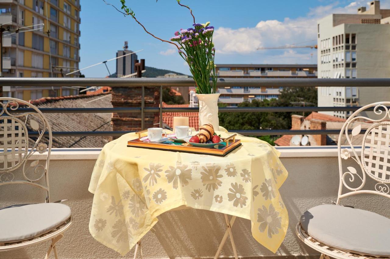 Modern & Spacious Rooftop Apartment With Natual Sunlight สปลิท ภายนอก รูปภาพ