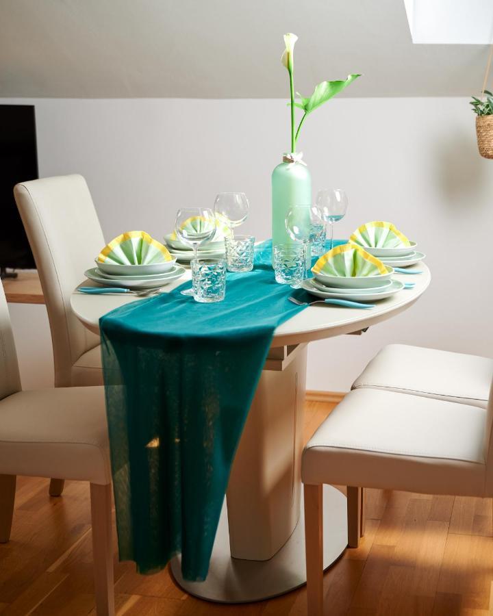 Modern & Spacious Rooftop Apartment With Natual Sunlight สปลิท ภายนอก รูปภาพ
