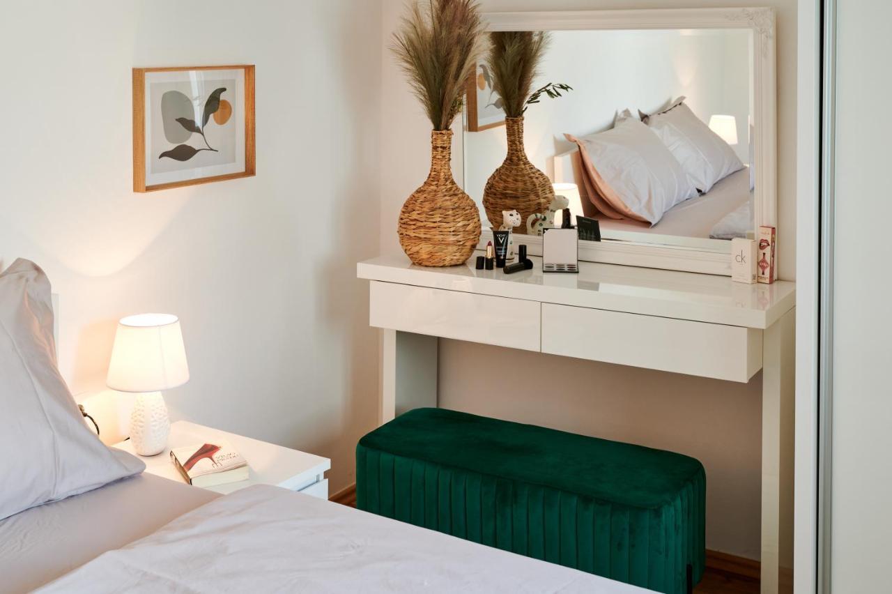 Modern & Spacious Rooftop Apartment With Natual Sunlight สปลิท ภายนอก รูปภาพ