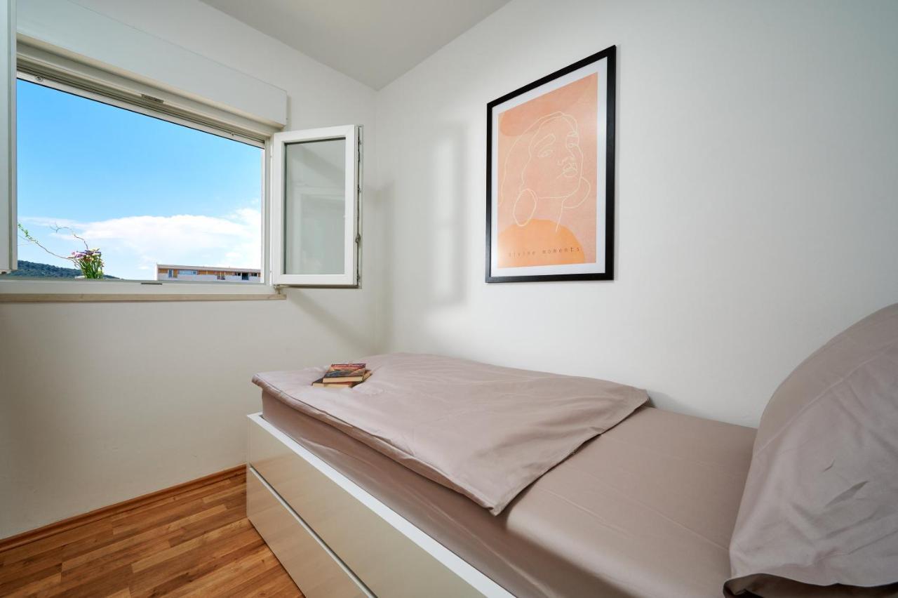 Modern & Spacious Rooftop Apartment With Natual Sunlight สปลิท ภายนอก รูปภาพ